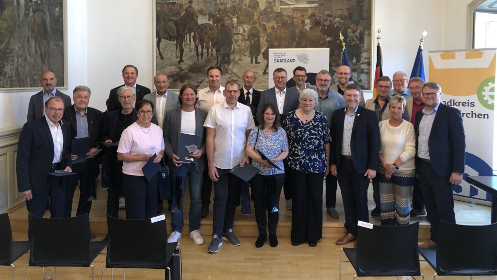 Kommunalen Ehrenamtsauszeichnung durch Innenminister Jost im historischen Saal des Landratsamtes in Ottweiler mit allen Ausgezeichneten