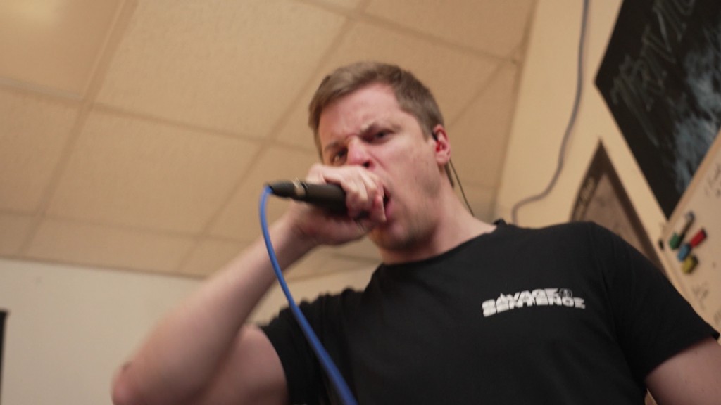 Foto: Bandmitglied Savage Sentence beim Singen