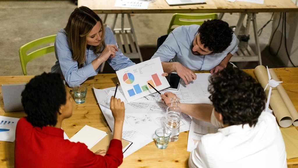 Foto: Menschen am Tisch 
