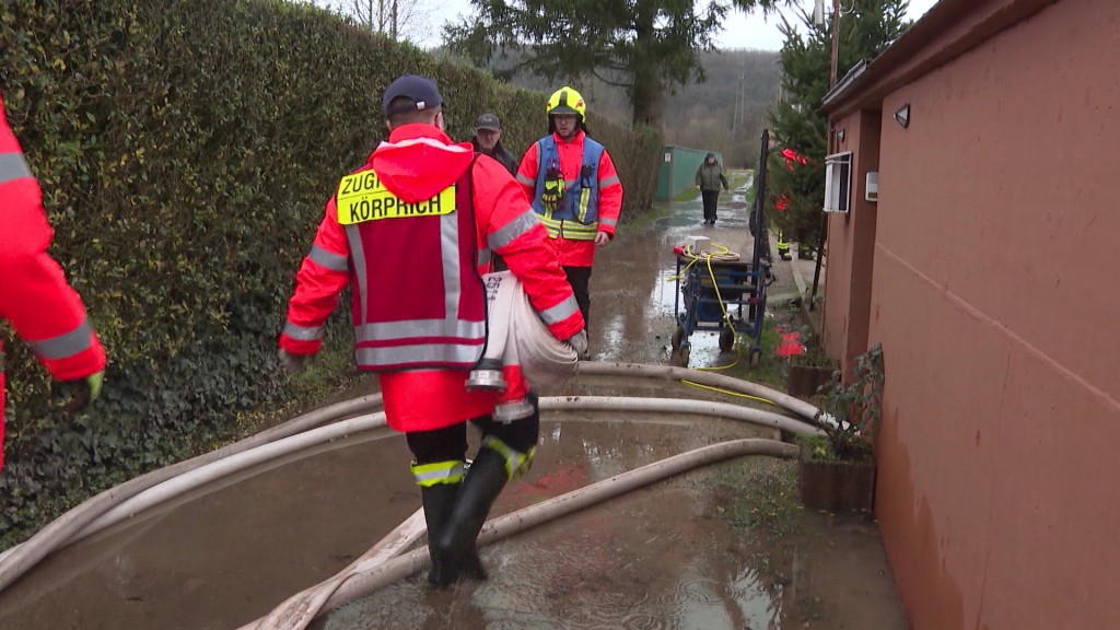 Foto: Feuerwehrmänner im Einsatz beim Hochwasser