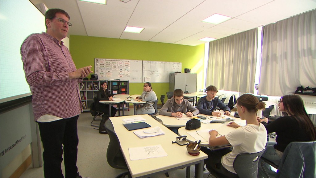 Foto: Ein Lehrer unterrichtet eine Klasse