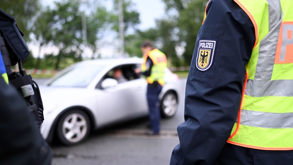 Foto: Beamte der Bundespolizei kontrollieren einen Autofahrer