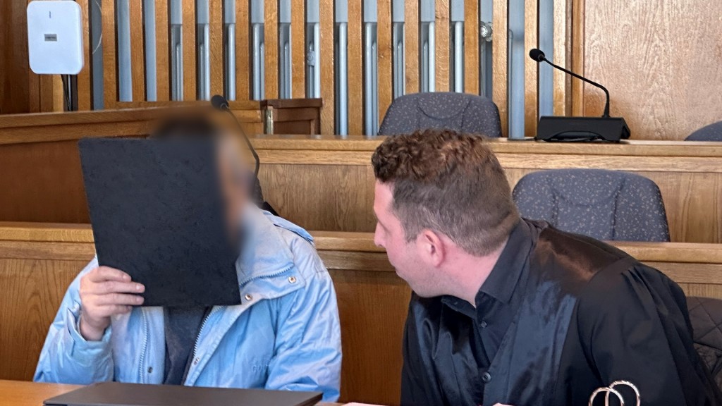 Der Angeklagte im Mordprozess sitzt im Landgericht Saarbrücken neben seinem Anwalt
