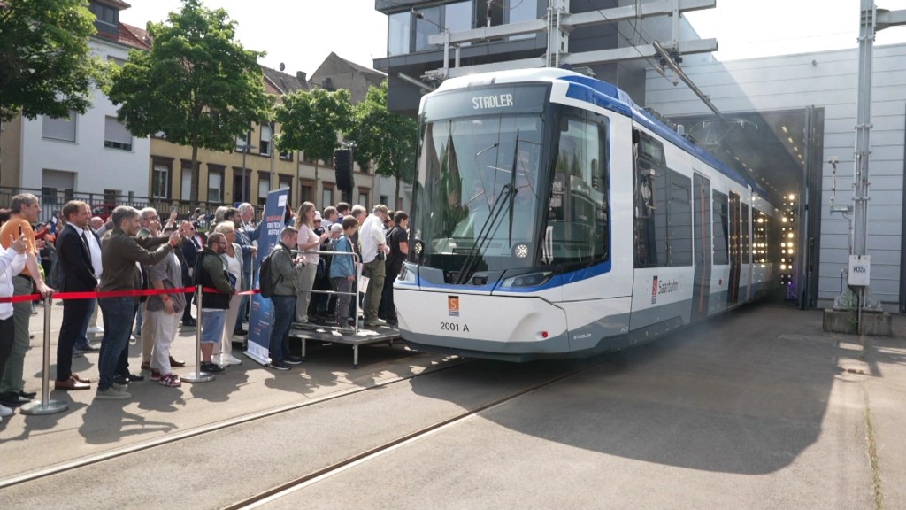 Foto: Ein Zug der neuen Saarbahn wird vorgestellt