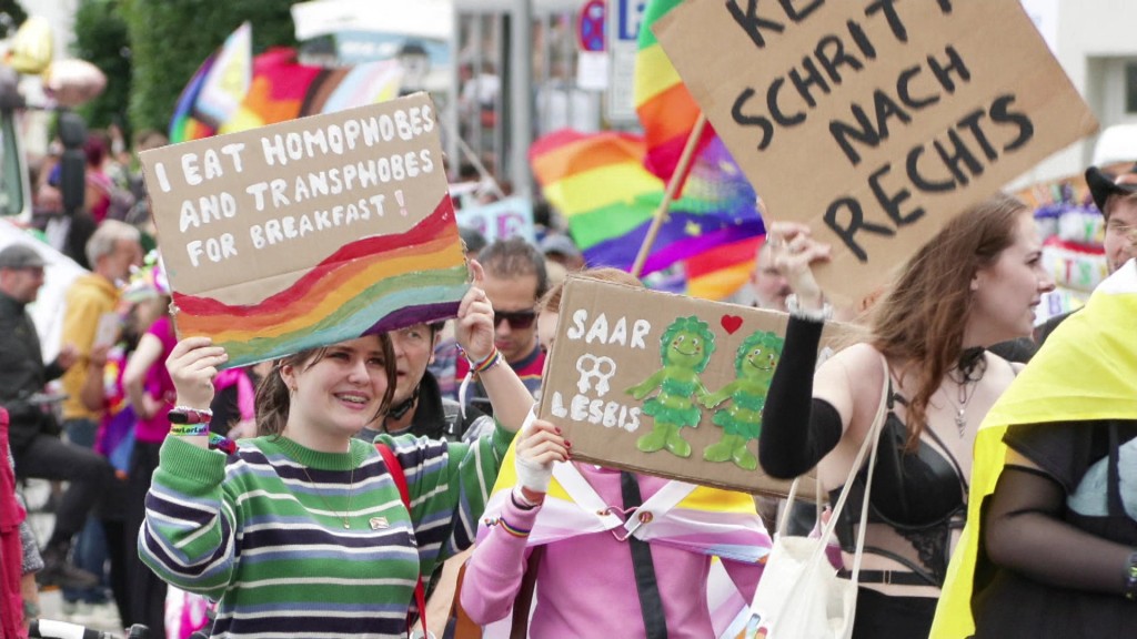 Foto: Menschen mit Schildern auf CSD