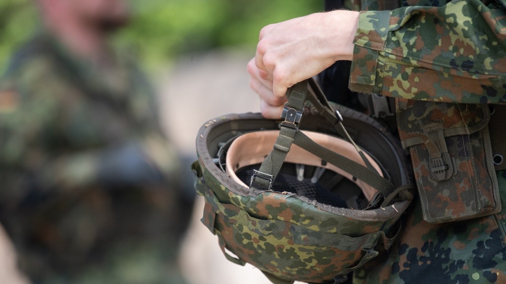Foto: Ein Soldat in Ausbildung hält seinen Helm in der Hand.