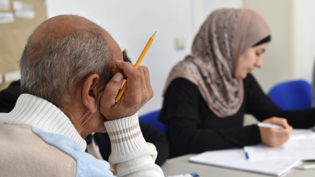 Zuwanderer aus verschiedenen Ländern nehmen an einem Integrationkurs teil.