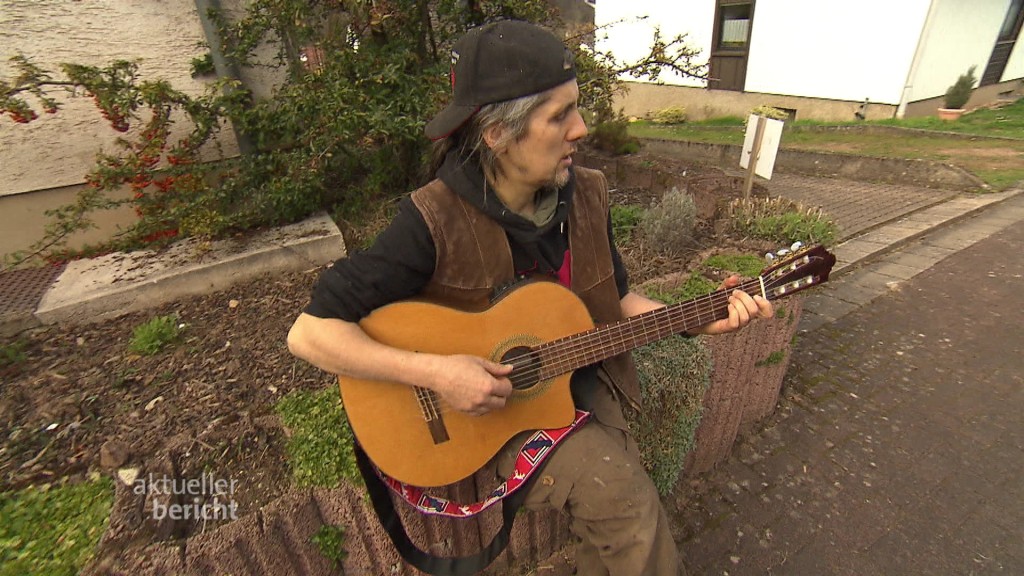 Liedermacher Frank Friedrichs beim Gitarrespielen