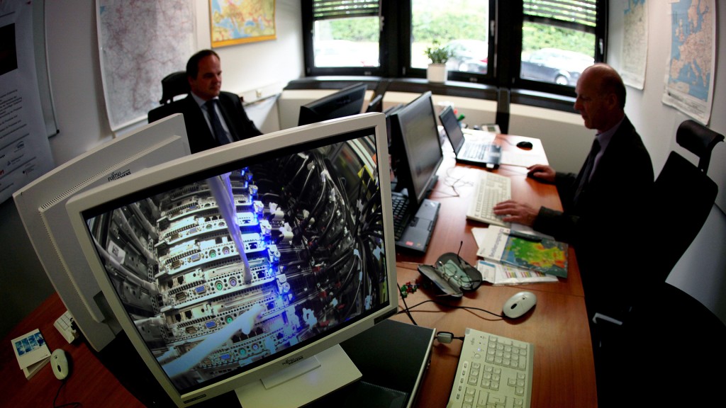 Computerarbeitsplätze in einem Verwaltungsamt - ein Bildschirm zeigt einen Server
