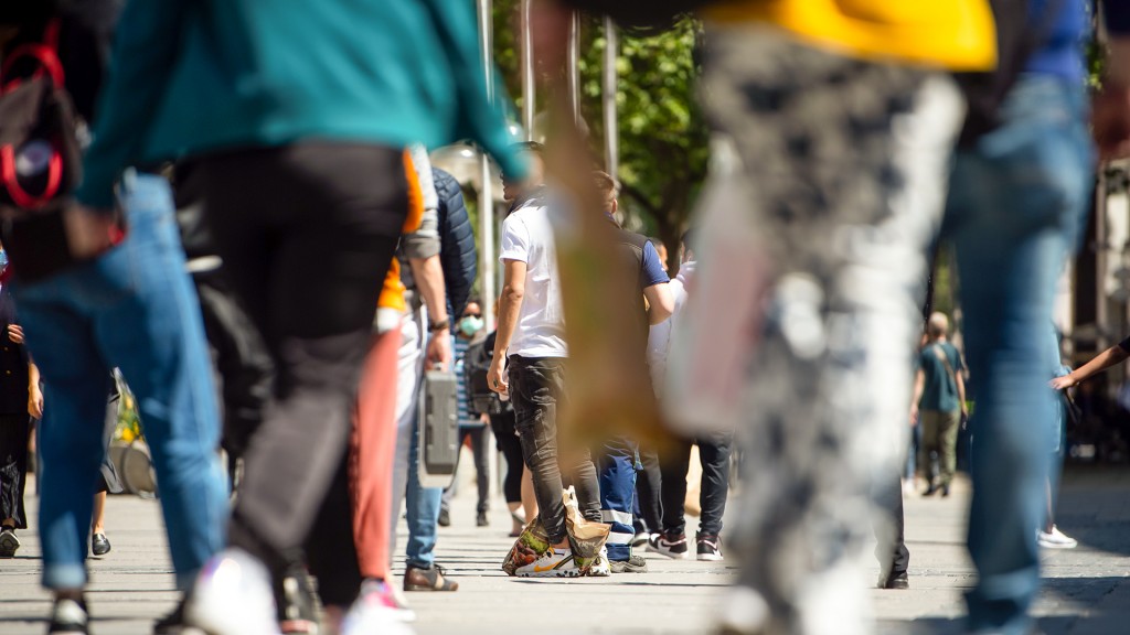 Foto: Menschen in einer Fußgängerzone