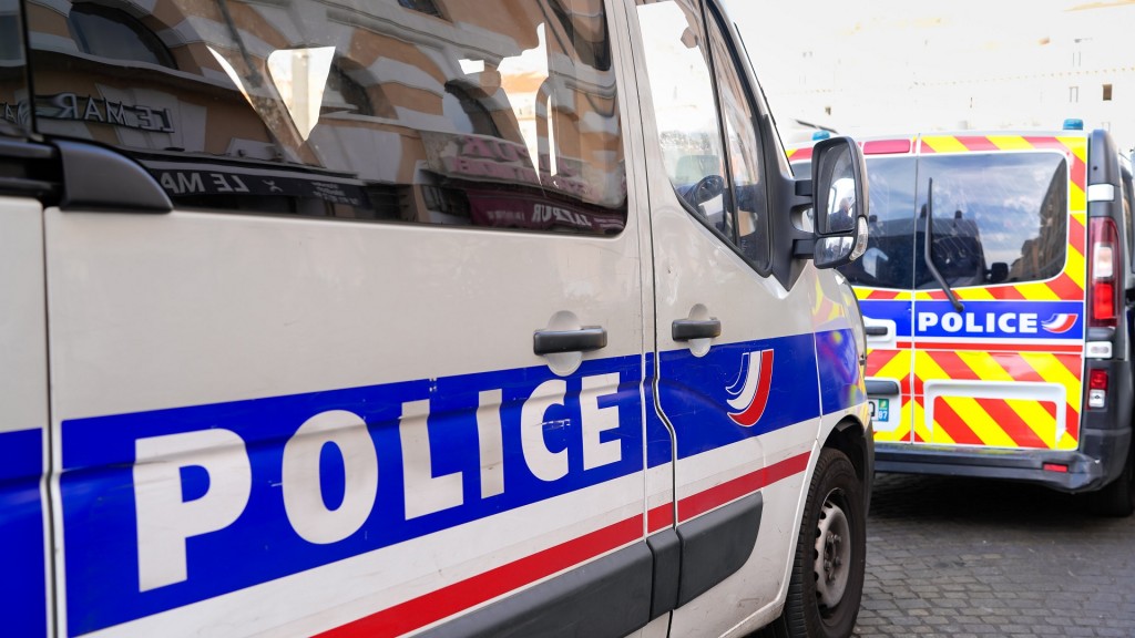 Foto: Fahrzeuge der französischen Polizei stehen in einer Straße