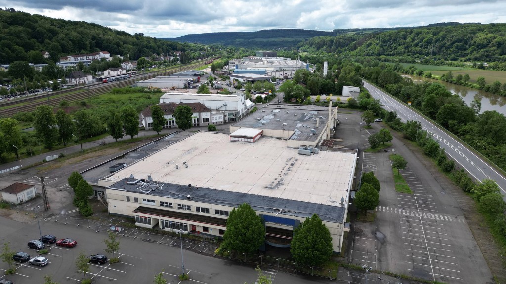 Leerstehende Kaufland-Filiale, Riefstraße mit Bahngleisen im Hintergrund