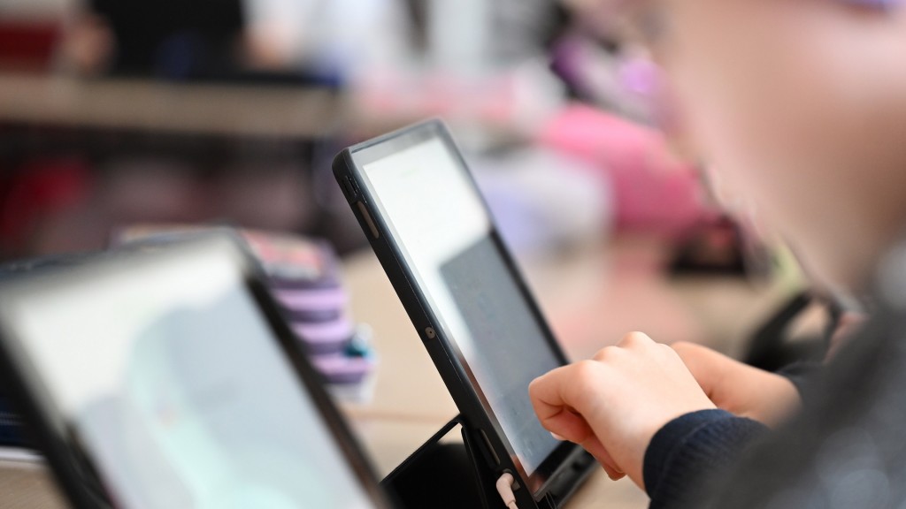 Schülerinnen und Schüler benutzen Tablets im Unterricht.