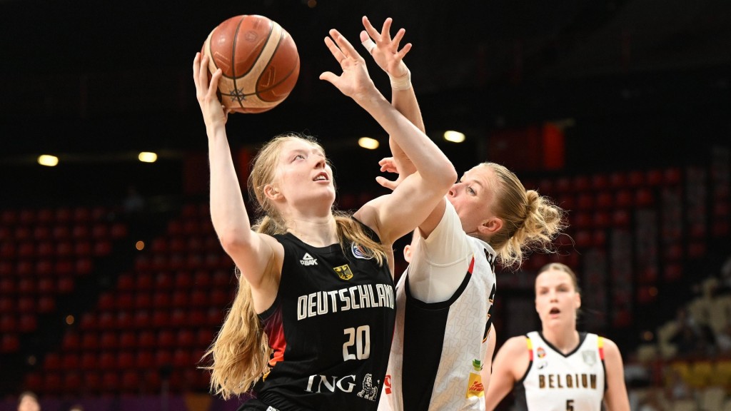 Foto: Frieda Bühner (links) und Julie Vanloo (rechts) kämpfen um den Einzug ins Halbfinale der Basketball-EM.