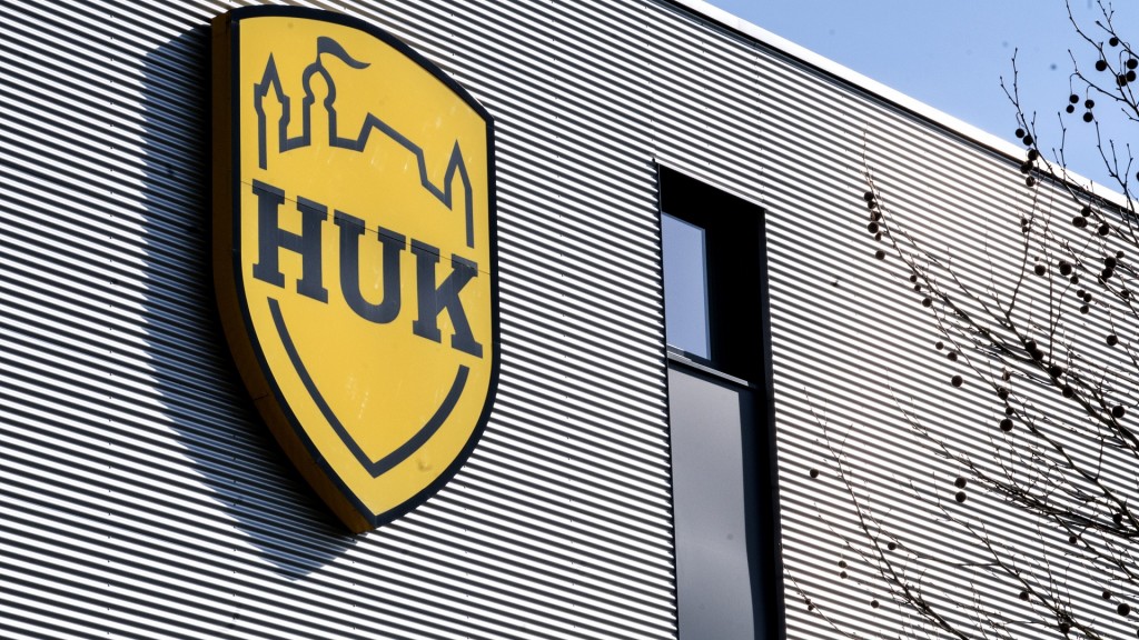 Foto: Das Logo der HUK Coburg auf einem Gebäude des Versicherungsunternehmens