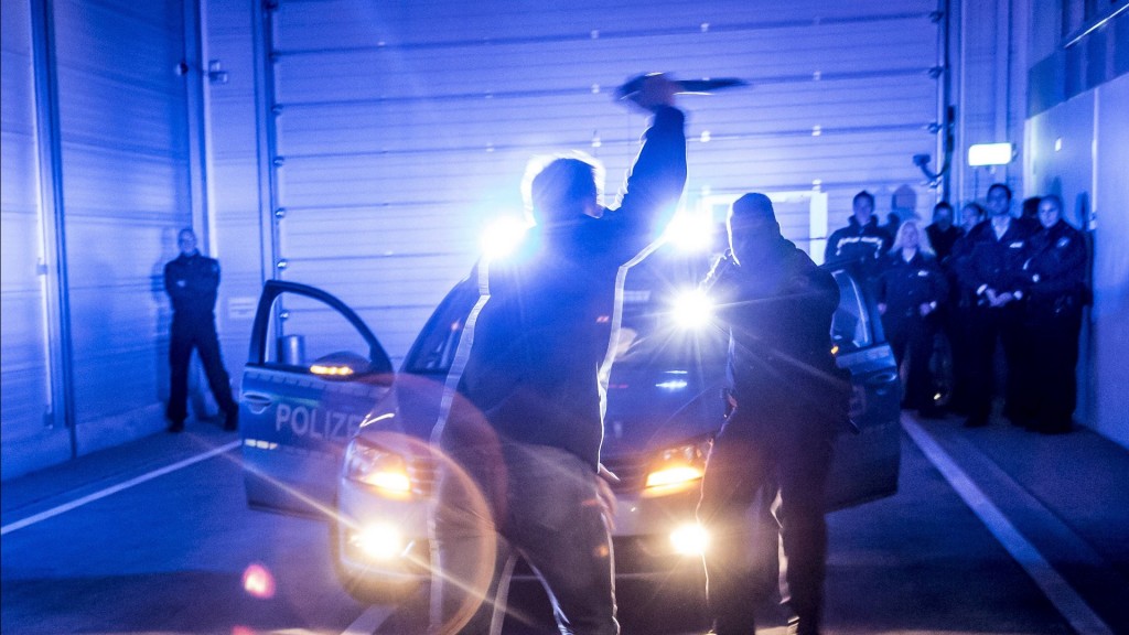 Gestellte Szene. In einem Trainingszentrum der Polizei werden Polizisten für die Abwehr von Messerangriffen trainiert