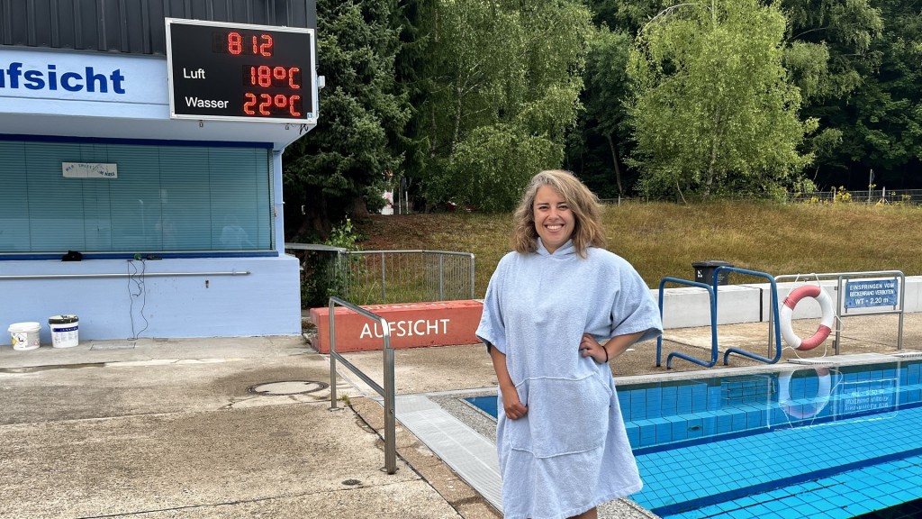 Simin Sadeghi im Freibad Dudweiler