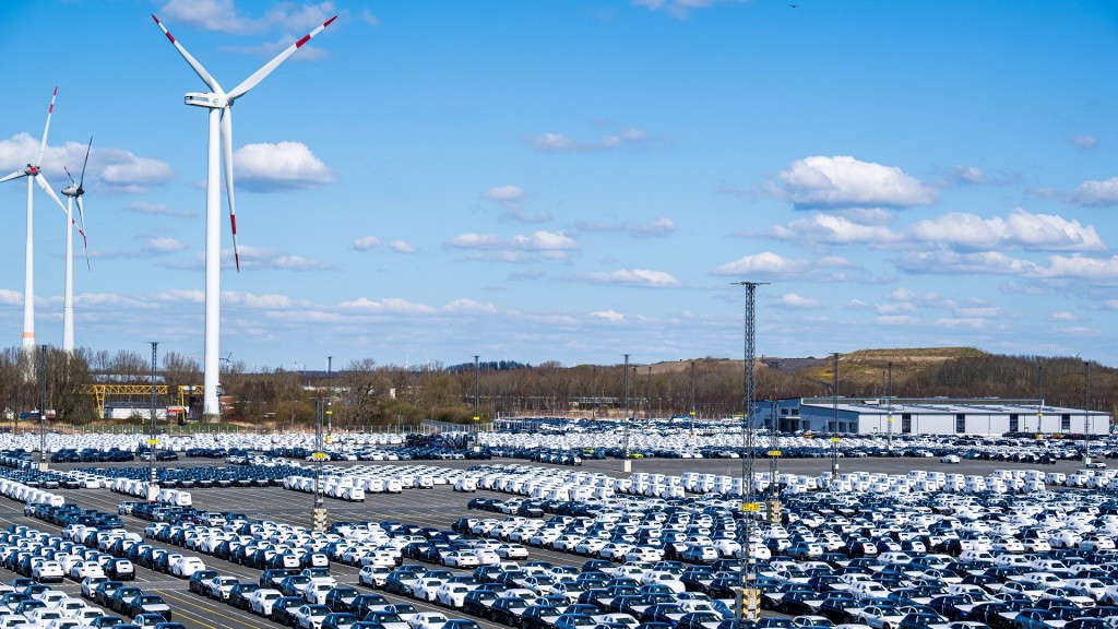 Bereit für den Export. Fahrzeuge europäischer Hersteller stehen am Autoterminal