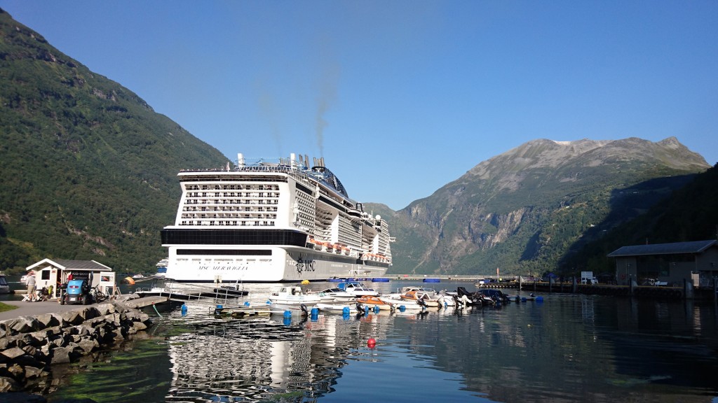Ein Kreuzfahrtschiff im Geirangerfjord im Südwesten Norwegens
