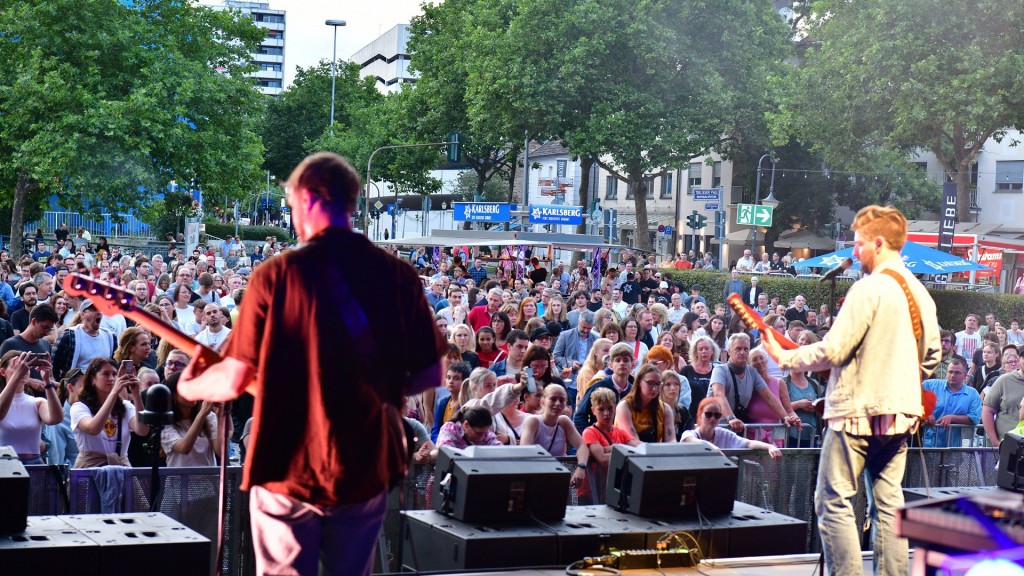 Foto: Besucherinnen und Besucher feiern beim Saarbrücker Altstadtfest am 15.7.2024. Headliner am Abend waren die US-Amerikaner der Band Welshly Arms. 