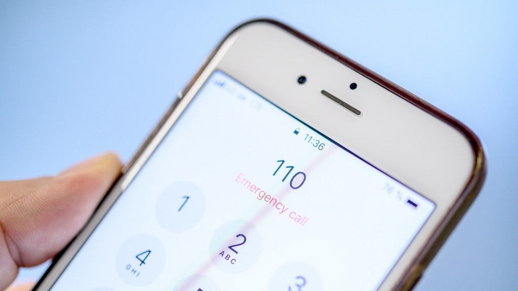 Foto: Ein Mann wählt die Notrufnummer 110 auf einem Smartphone.
