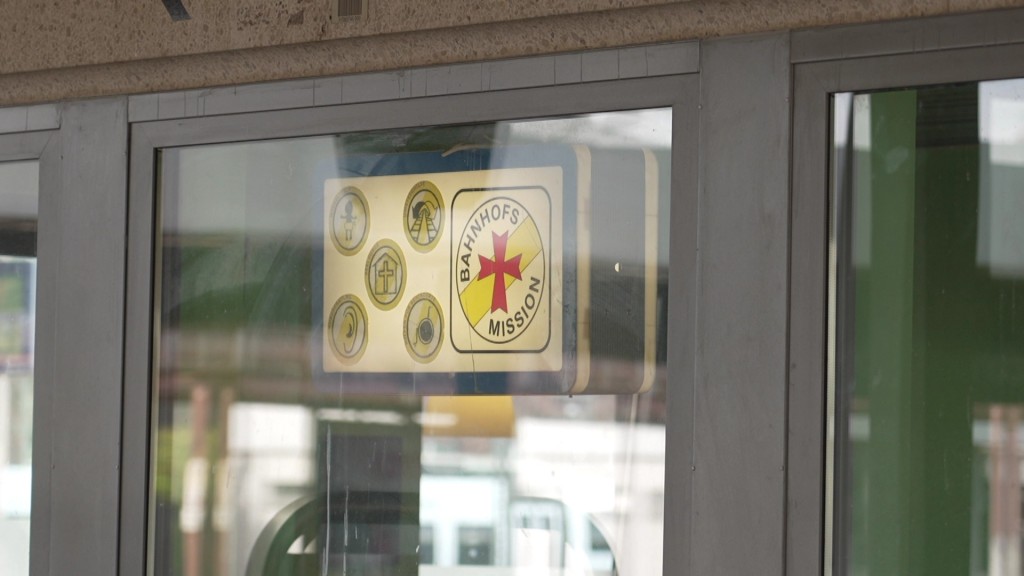 Foto: Bahnhofsmission-Schild in einem Schaufenster
