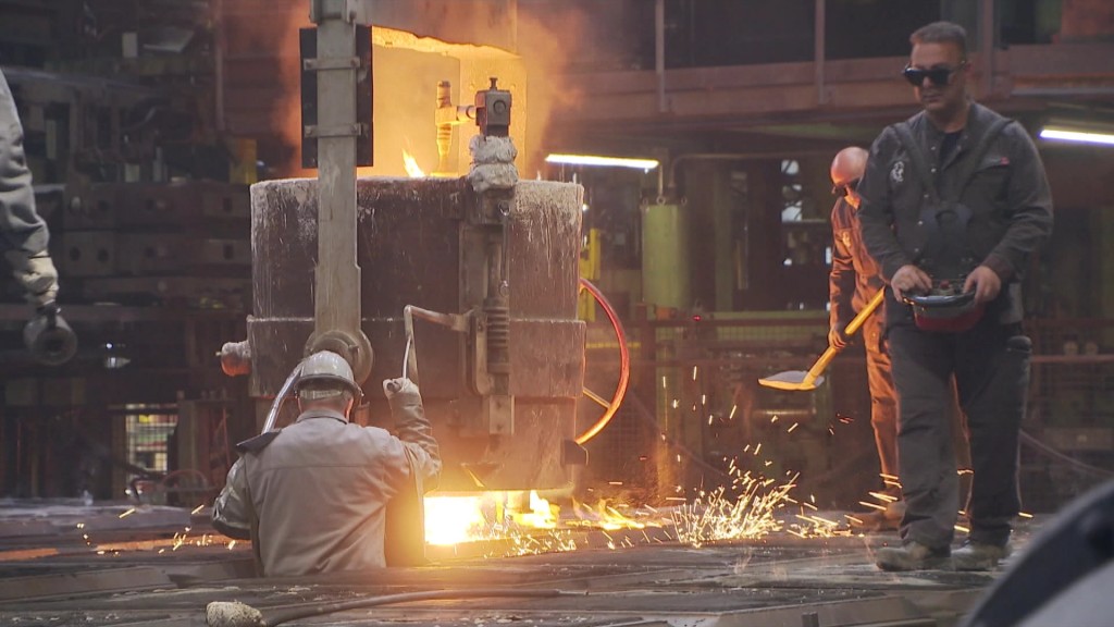Foto: Arbeiter der Stahlindustrie bei der Arbeit