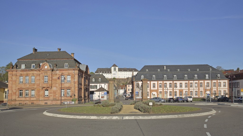 Stadtansicht Blieskastel. Ehemaliges königlich-bayerisches Rentamt und barockes Rathaus mit Blick auf Schlossberg und Schloss.