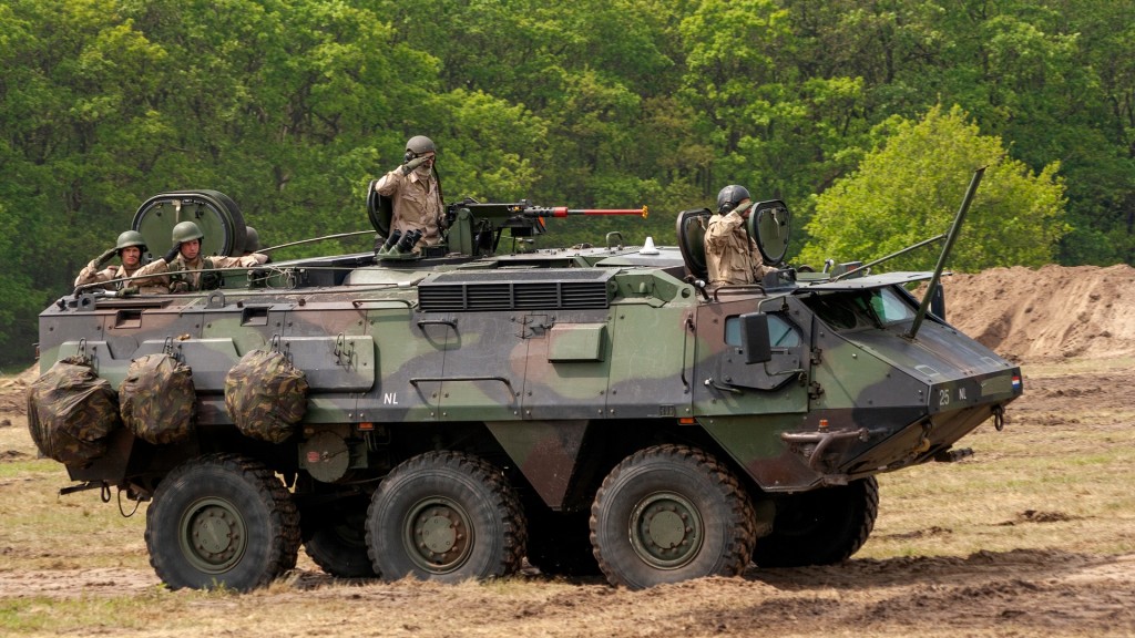 Soldaten in einem Patria 6x6 Transportpanzer