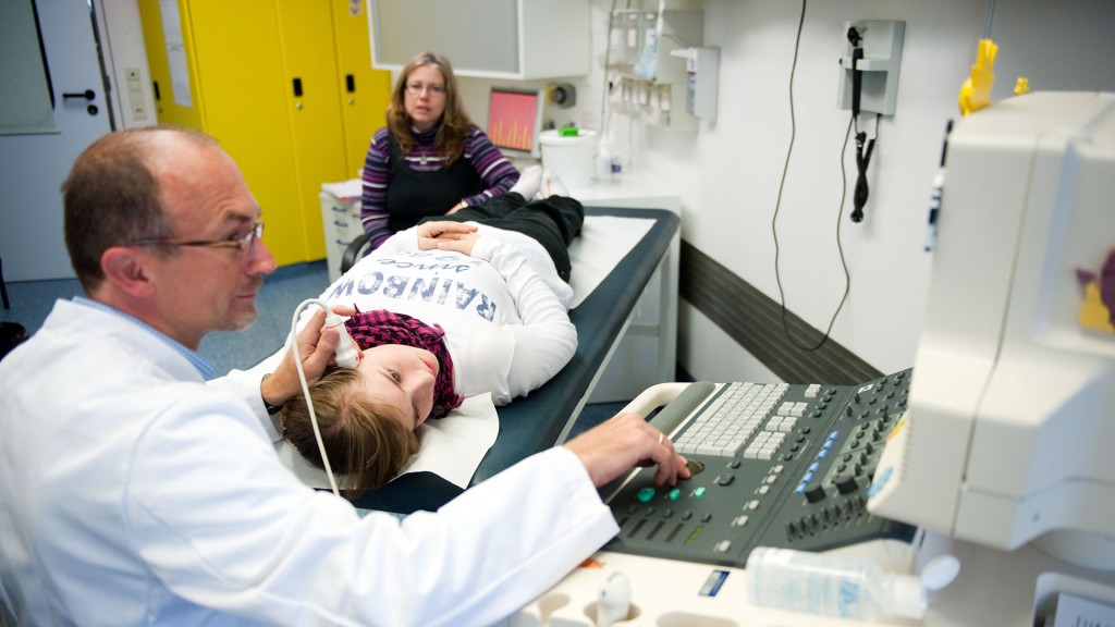 Foto: Ultraschall-Untersuchung eines Kindes zur Vorsorge von Schlaganfällen