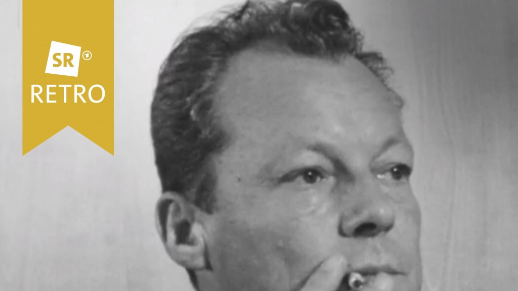 Willy Brandt raucht Zigarette