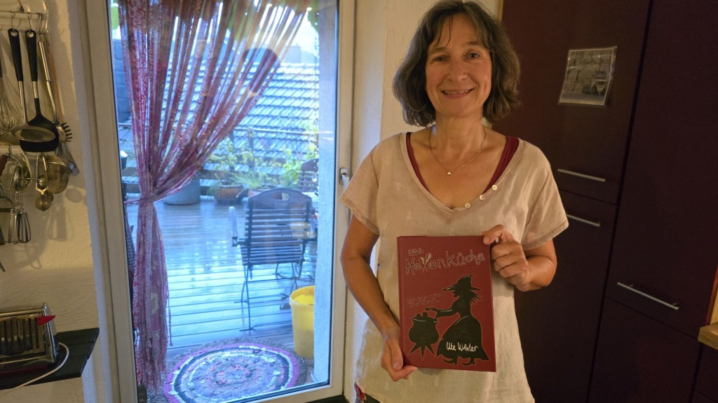 Ute mit ihrem Kochbuch
