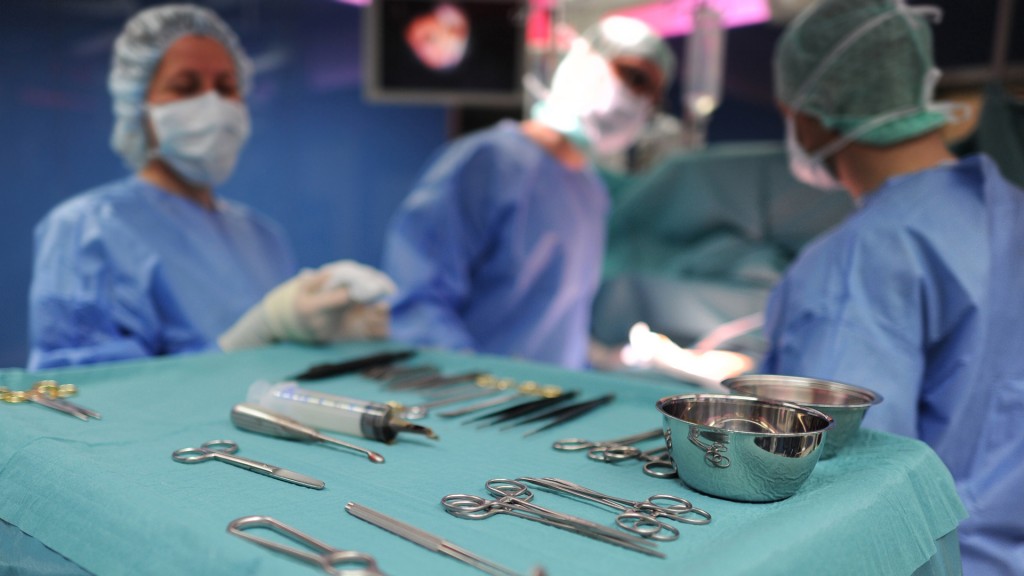  Instrumente liegen am in einem Klinikum im OP-Saal für eine OP bereit