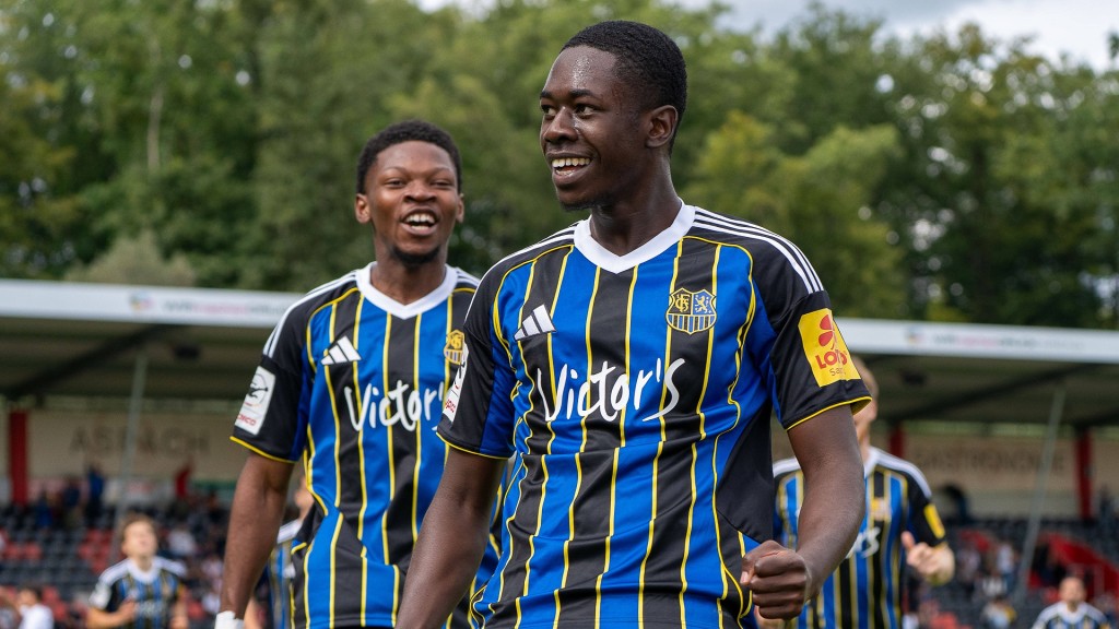 Foto: Elijah Krahn (rechts) und Rodney Elongo-Yombo bejubeln Krahns Tor für den 1. FC Saarbrücken gegen den VfB Stuttgart II.