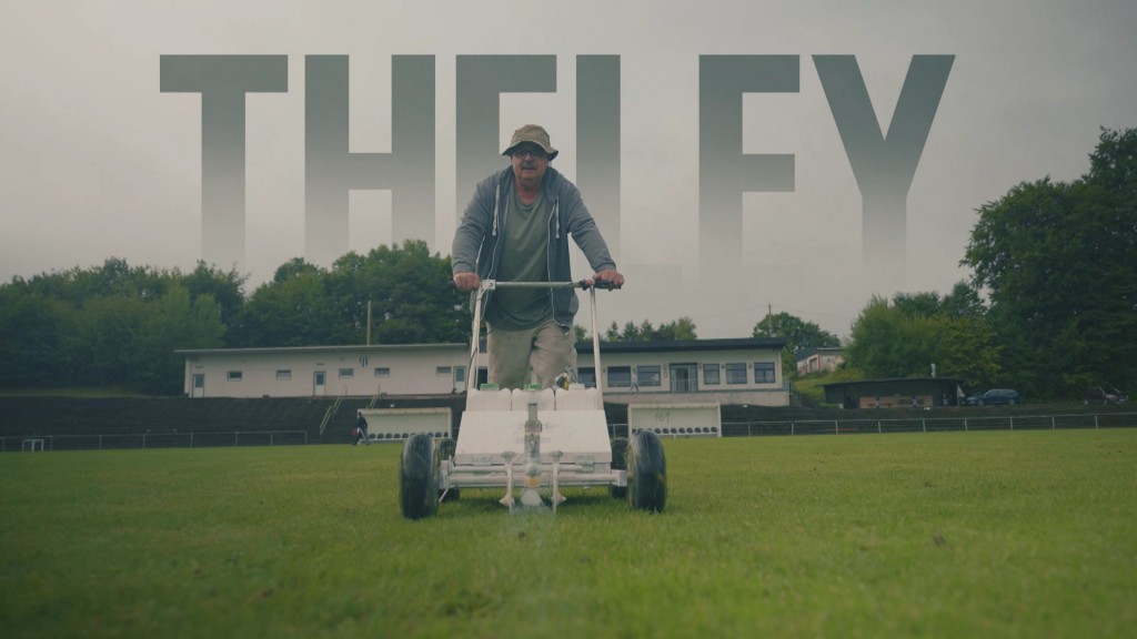 Foto: Mann mäht den Rasen in Theley