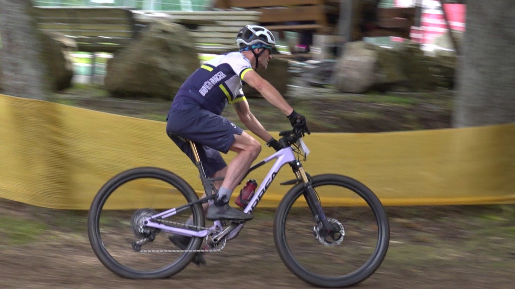 Foto: Mann beim Mountainbike-Rennen