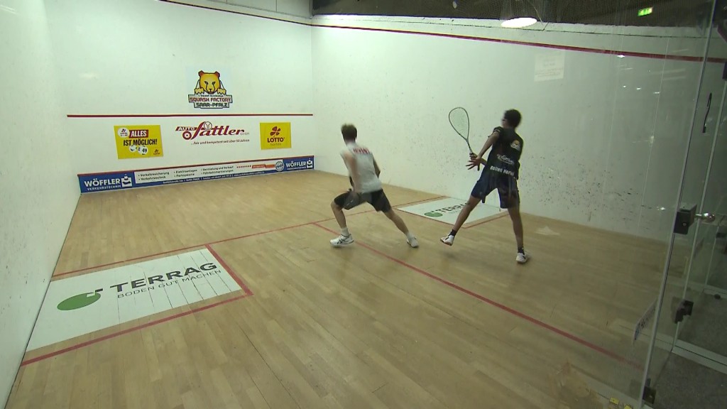 Foto: zwei Squash-Spieler im Duell