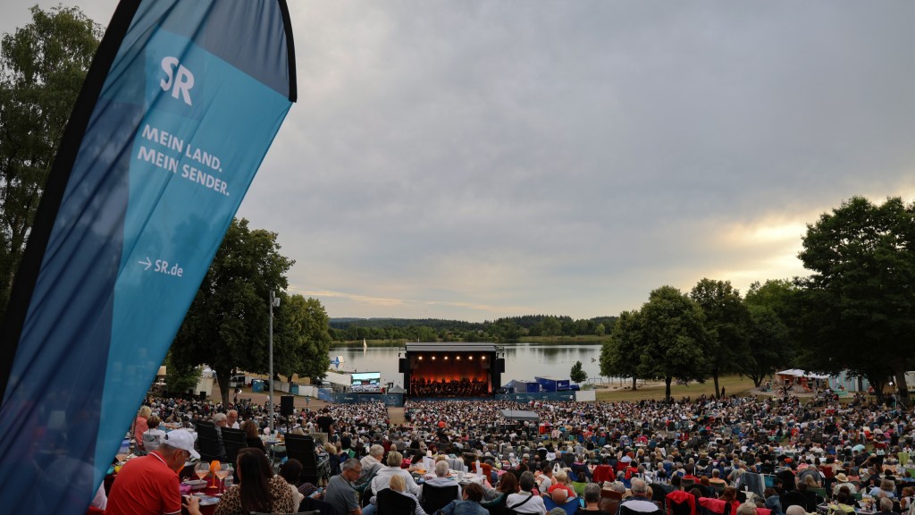 Foto: Zuschauer vor der Bühne am Losheimer Stausee
