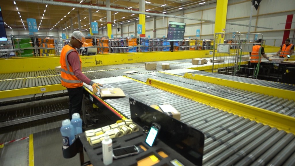 Foto: Ein Mitarbeiter im Amazon-Verteilzentrum prüft die Ware