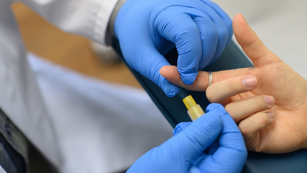 Einer Person wird Blut für die Durchfühung eines Tests abgenommen.