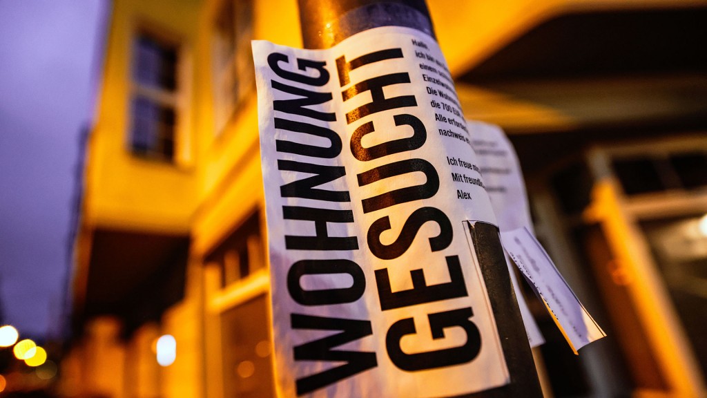Foto: Ein Zettel mit der Aufschrift „Wohnung gesucht“ hängt an einem Laternenmast