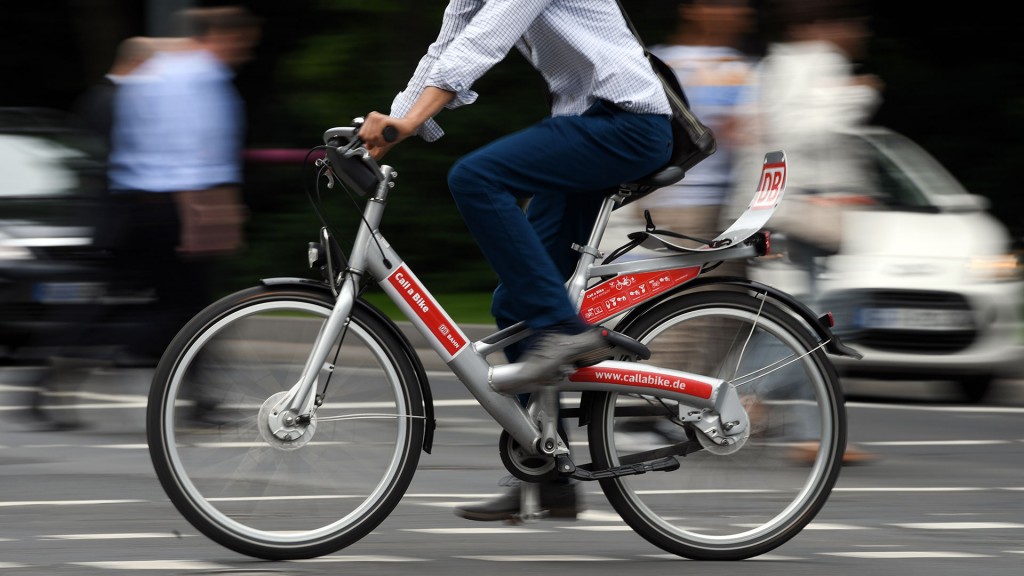 Foto: Jemand fährt auf einem Leih-Fahrrad der Bahn