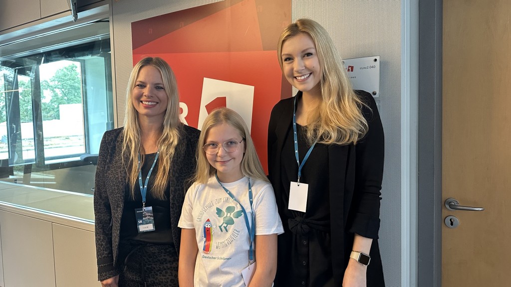 Grundschulleiterin Barbara Biehler, stellvertretende Leiterin Pamela Dinter und die Schülersprecherin Malou Kuhn.