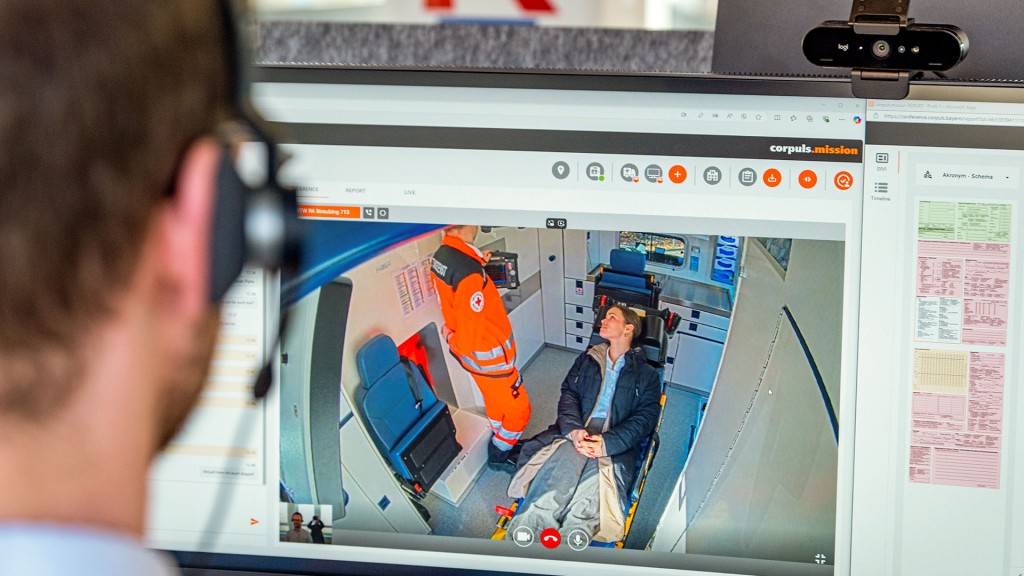 Ein Telenotarzt spricht mit Rettungskräften in einem Rettungswagen