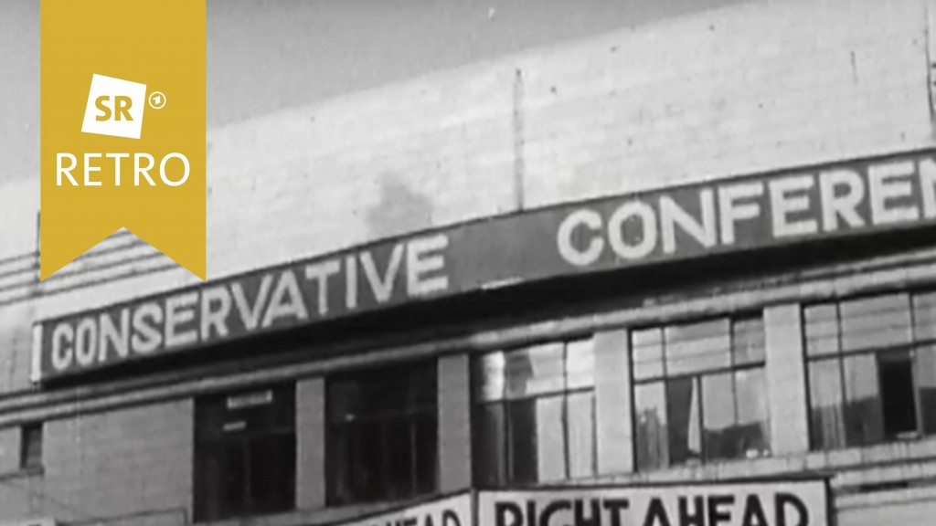Gebäude des Parteitags der Tories mit Schildern 
