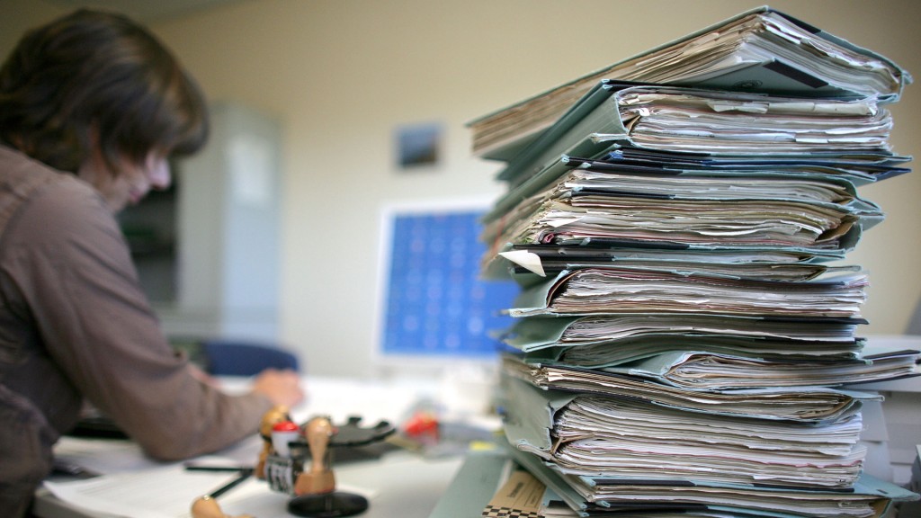 Ein großer Papierstapel in einem Büro