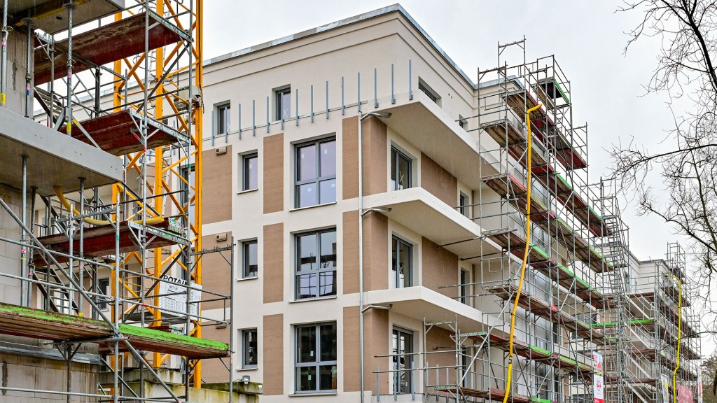 Eine Baustelle mit neuen Wohnungen in neu gebauten Mehrfamilienhäusern