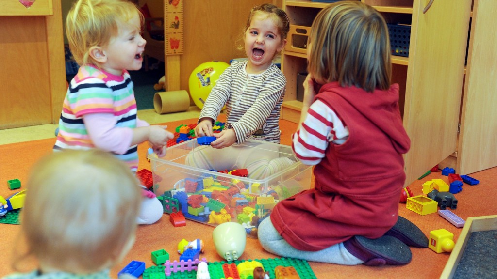 Kita Kinder spielen mit Bausteinen