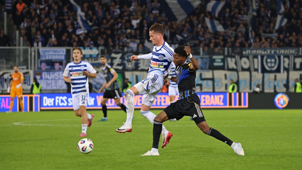 Foto: Christian Viet (MSV Duisburg) und Rodney Elongo-Yombo (1. FC Saarbruecken) im Saarbrücken Ludwigsparkstadion.