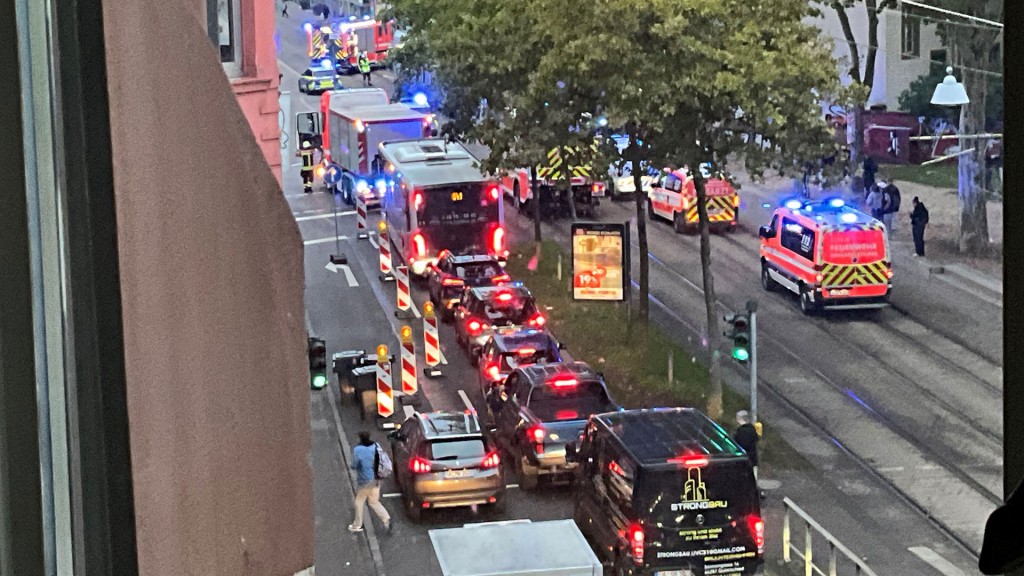 Foto: Vekehrsstau und Rettungskräfte im Einsatz bei einem Saarbahn-Unfall an der Bleichstraße, Ecke Großherzog-Friedrich-Straße